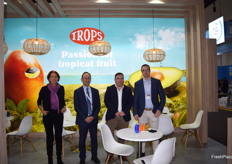 Stand de la cooperativa Trops, con Martina Otten, Enrique Colilles y Alejandro Clavero.